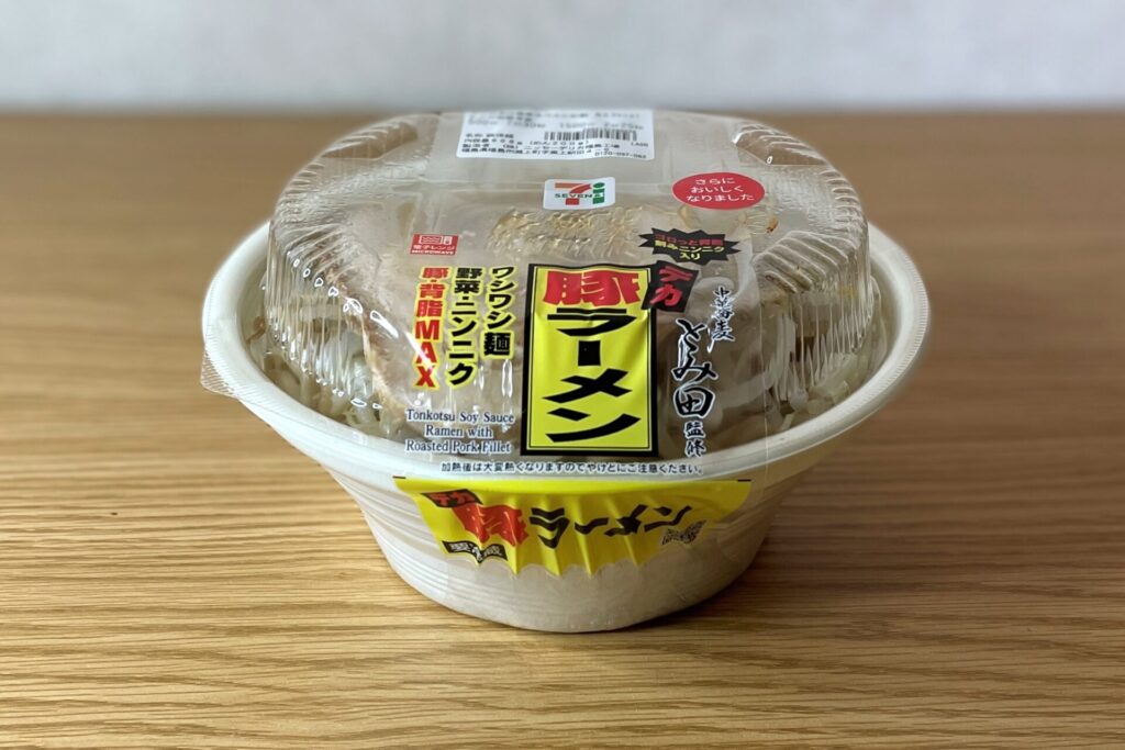 セブンの二郎系ラーメン最新作は過去イチレベルの神豚が旨いぞ 中華蕎麦 とみ田監修 デカ豚ラーメン セブンイレブン